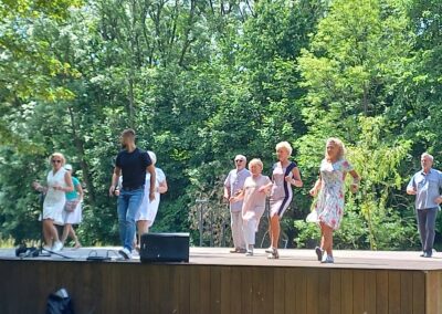 Zdjęcie przedstawia zajęcia osób starszych