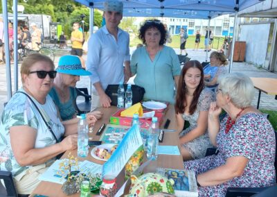 Zdjęcie przedstawia spotkanie osób starszych
