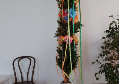 Zdjęcie przedstawia palmę wielkanocną wykonaną przed podopiecznych DPS GRABIE