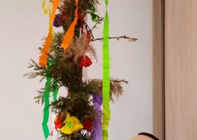 Zdjęcie przedstawia palmę wielkanocną trzymaną w ręku przed podopiecznego WTZ Chełmek filia Oświęcim