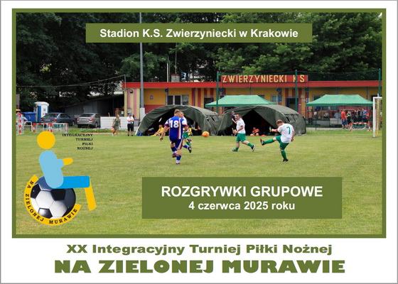 Zdjęcie przedstawia osoby grające w piłkę nożną na murawie