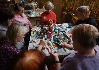 Zdjęcie przestawia uczestników OW os Zielone w trakcie terapii plastycznej